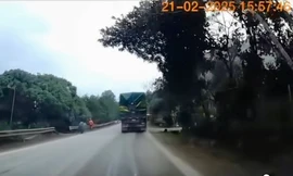 Đang cắt cỏ, người đàn ông bị lốp xe văng trúng tử vong