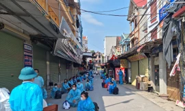 Công nhân ở thôn Núi Hiểu bắt đầu di chuyển ra khỏi thôn này