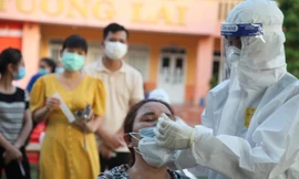 Cơ quan chức năng lấy mẫu xét nghiệm cho người tỉnh Bắc Giang