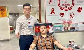 Đại uý Ngô Trung Hiếu hiến máu cứu bệnh nhi 1 tháng tuổi