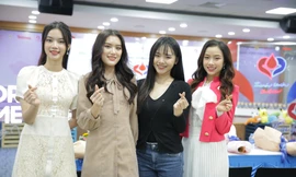 Bốn người đẹp Hoa hậu Việt Nam tham gia Chủ nhật Đỏ tại SamSung Việt Nam