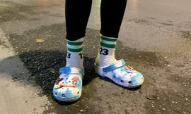 Giới trẻ sáng tạo với muôn kiểu đi dép kết hợp tất