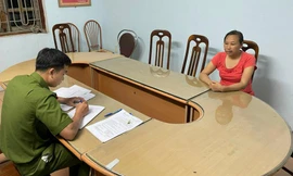 Đối tượng Nguyễn Thị Sa tại cơ quan Công an