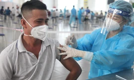 Cơ quan chức năng tỉnh Bắc Giang tiêm vắc xin cho người dân