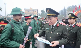 Thứ trưởng Bộ Công an tặng quà, động viên các tân binh lên đường nhập ngũ