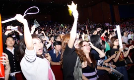 Nhảy nhót, gào thét theo các ca khúc hit của nhóm