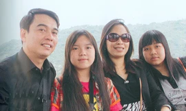 Trâm Anh (thứ 2 từ trái sang) cùng gia đình