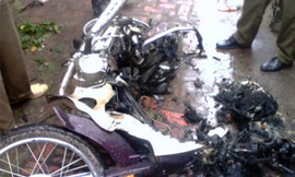 Hiện trường nổ xe máy, cách cổng nhà chị Quỳnh vài mét. Ảnh: VnExpress)