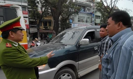 Ô tô, xe máy 'tấn công' sân trường