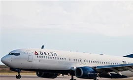 Bé 9 tuổi đi lậu máy bay 2.400 km