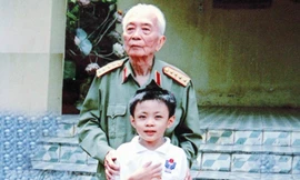 ‘Thần đồng’ chụp ảnh riêng với Đại tướng Võ Nguyên Giáp