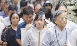 Mẹ và em gái ngất xỉu trước linh cữu Wanbi Tuấn Anh