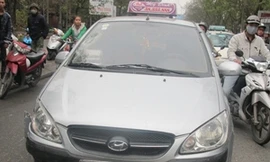 Tạm giữ lái xe taxi hất công an lên capô