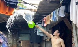 Lao động nghèo tưới nước, nằm sàn trong trời nóng bức 