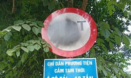 Xe quá tải băm đường thành trận địa, biển báo bị xoá, thách thức cơ quan chức năng ở Hoà Bình