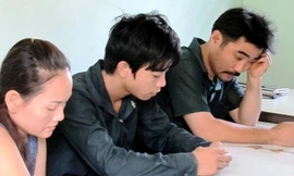 Vợ chồng Trung - Bé và Trương Trường Hải (giữa) tại cơ quan điều tra