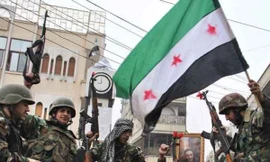 Lính Syria đào ngũ, gia nhập lực lượng chống chính phủ ở thành phố Homs của Syria Ảnh: AP