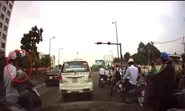 Mercedes truy đuổi, húc văng 2 tên cướp