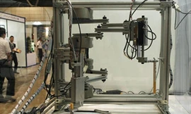 Robot có khả năng bắt chước y hệt nét bút của các nhà thư pháp