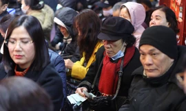 Cầm xấp tiền, xếp hàng từ tinh mơ mua vàng ngày vía Thần tài