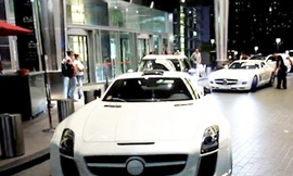 Clip Mercedes SLS AMG đặc biệt tại 'dạ tiệc' xe màu trắng