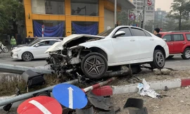 Clip xe Mercedes lao vút qua ngã tư, tông đổ cột biển báo giữa đường ở Hà Nội