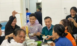 Ấm lòng những bát mỳ tại trụ sở công an phường khi cơn bão lớn vào Hà Nội