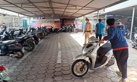CSGT Hà Nội kiểm tra đột xuất nhà xe trong trường, phát hiện nhiều xe máy của học sinh
