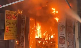 Cháy ngùn ngụt tại quán ăn ở Hà Nội, khói đen cuồn cuộn cao hàng chục mét