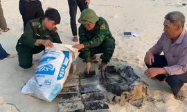 Cải trang tàu cá theo dõi lực lượng chức năng, thả ma túy gắn định vị xuống biển 