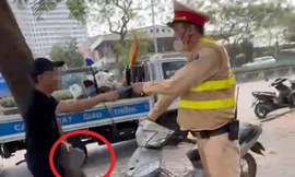 Người đàn ông dùng gạch đập xe máy tại chốt CSGT