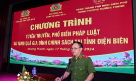 Bộ Công an tuyên truyền pháp luật, tặng quà gia đình chính sách tại Điện Biên