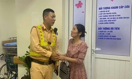 CSGT Hà Nội dùng xe chuyên dụng 'mở đường' cho xe chở sản phụ đến bệnh viện