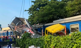 Hà Nội: Xe tải bị tàu hỏa kéo lê, hư hỏng nặng sau va chạm 