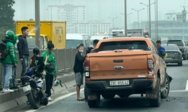 Tài xế xe bán tải đâm va xe cảnh sát, bỏ chạy lên Vành đai 3 trên cao