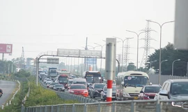 Ô tô ùn dài hàng cây số ở lối ra cao tốc Pháp Vân - Cầu Giẽ ngày cuối nghỉ lễ