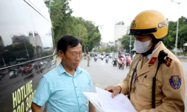 CSGT Hà Nội tuần tra bắt quả tang nhiều xe limousine dừng đỗ sai quy định