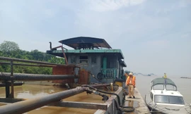 Bắt giữ hai tàu chở hàng trăm m3 cát không rõ nguồn gốc