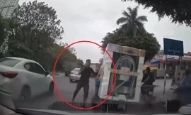 Hà Nội: Công an làm việc với tài xế ô tô chặn đầu, song phi vào người đi xe máy trên phố 