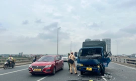 Tai nạn ô tô liên hoàn trên cầu Nhật Tân