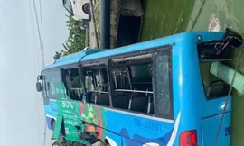 Hà Nội: Xe buýt lật xuống mương nước sau va chạm giao thông, 3 người bị thương