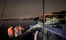 Bị cảnh sát kiểm tra, tàu chở cát trái phép bỏ chạy để hủy chứng cứ