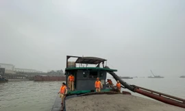 Cát tặc trên sông Hồng ‘30 phút hút đầy cát 2 khoang tàu’