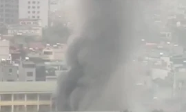 Hà Nội: Cháy phòng hiệu phó trường THCS Văn Quán, khói đen bốc cao nghi ngút