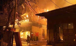 Hà Nội: Lửa bao trùm nhiều nhà xưởng, cửa hàng đồ gỗ ở Thạch Thất