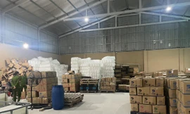 Triệt phá xưởng sản xuất nước giặt giả quy mô cực lớn ở Hà Nội 