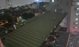 Cháy tòa nhà cao tầng trên đường Láng, nhiều người trèo lên nóc nhà thoát thân