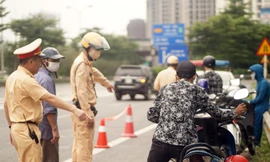 CSGT Hà Nội xử phạt hàng loạt xe máy đi vào đường cấm