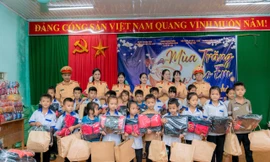 CSGT Hà Nội tặng hàng trăm phần quà cho học sinh vùng cao bị cô lập sau bão lũ