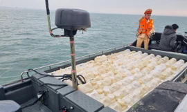 Lực lượng CSGT phối hợp bắt giữu tàu chở 250 can xăng không rõ nguồn gốc